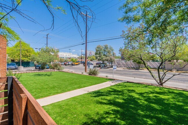Building Photo - 305-315 N Highland Ave