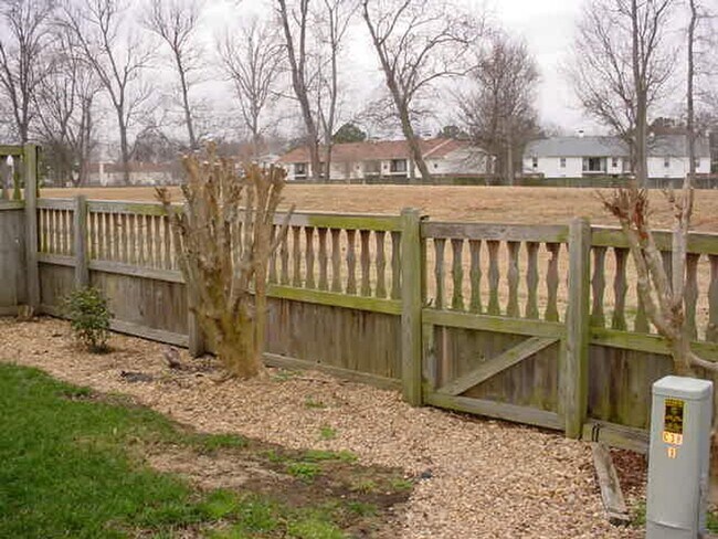 Building Photo - VERY NICE END UNIT TOWNHOME