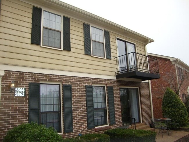 Building Photo - Townhome near I-65/Nashville