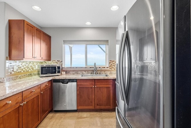 Building Photo - 4 bedroom, 2.5 bath with sweeping coastline views!