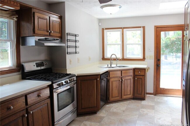 Building Photo - 236 Pinecrest Dr