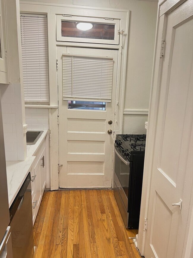 Building Photo - Freshly Updated Southampton 1 Bedroom