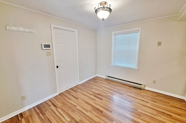 Building Photo - 3 Bed / 1-1/5 Bath Single Family Home w/Attached 2-Car Garage