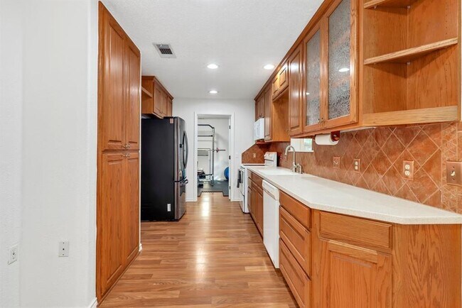 Building Photo - 1507 Wildwood Dr