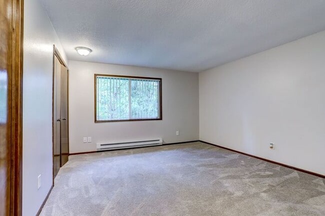 Building Photo - 2 bedroom 1 bath with washer/dryer in unit!