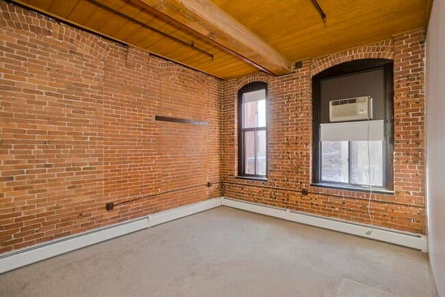 Building Photo - 45 Willow St