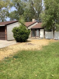 Building Photo - Duplex w Large Backyard + 1 car detached g...
