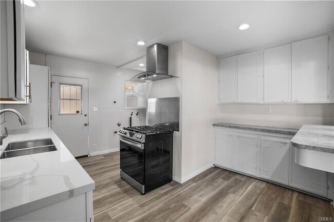 Building Photo - 7400 Cozycroft Ave