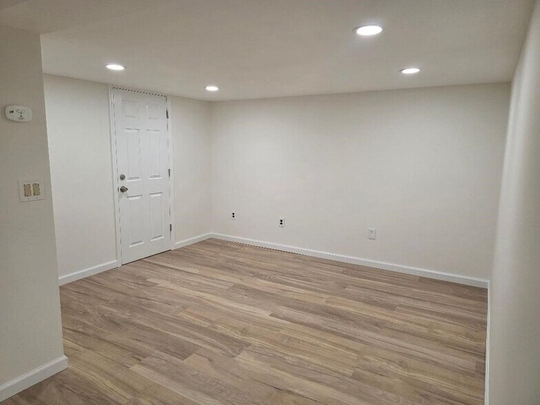 Building Photo - 9 Charles St