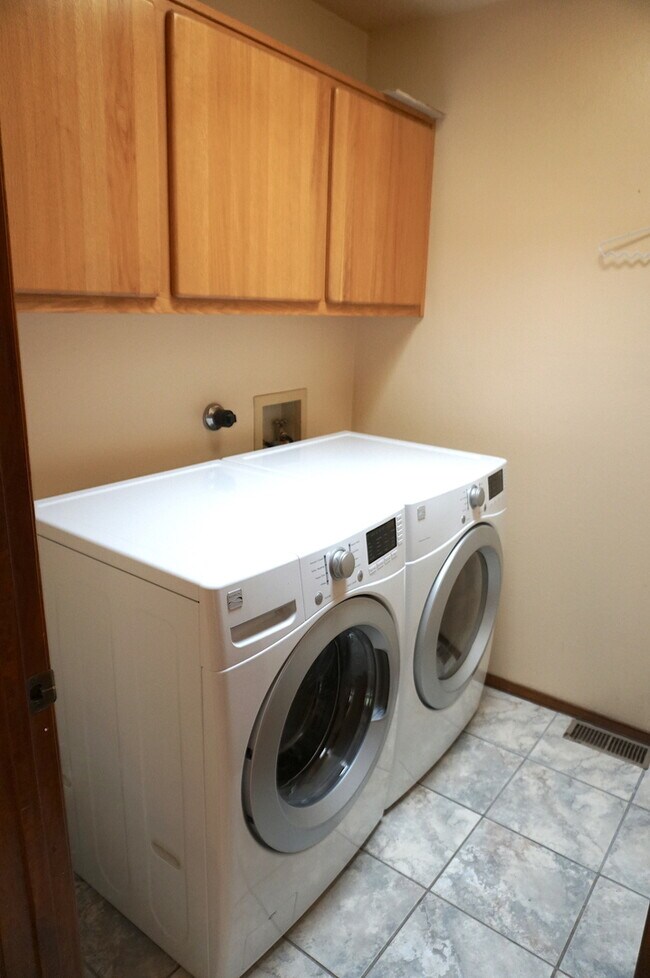 Building Photo - Move In Ready Near UNM and Nob Hill!! This...