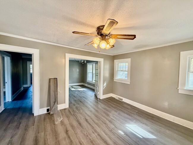 Building Photo - Charming 3-Bedroom Home in the Heart of Bu...