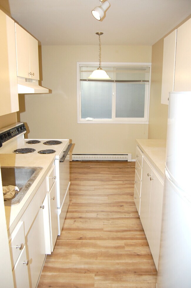 Interior Photo - 424 Summit
