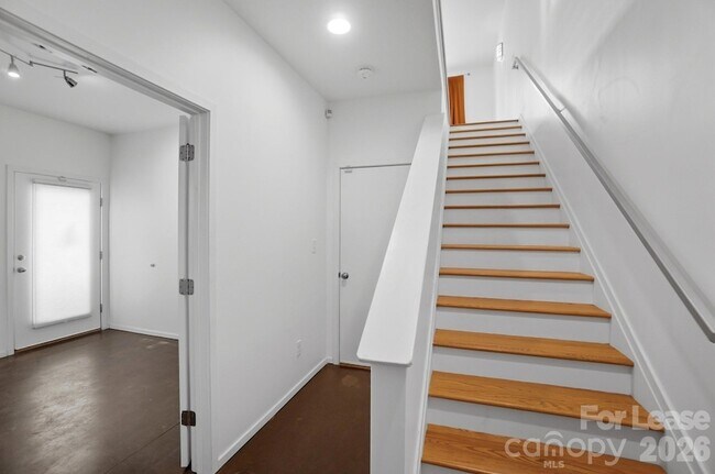 Building Photo - 921 Westbrook Dr