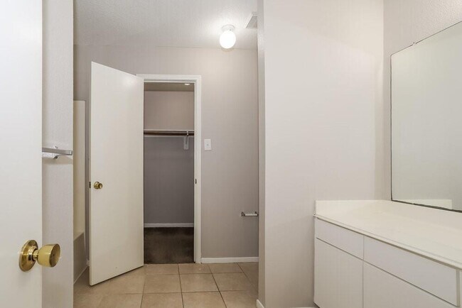 Building Photo - 2202 Tomlinson Trail Dr