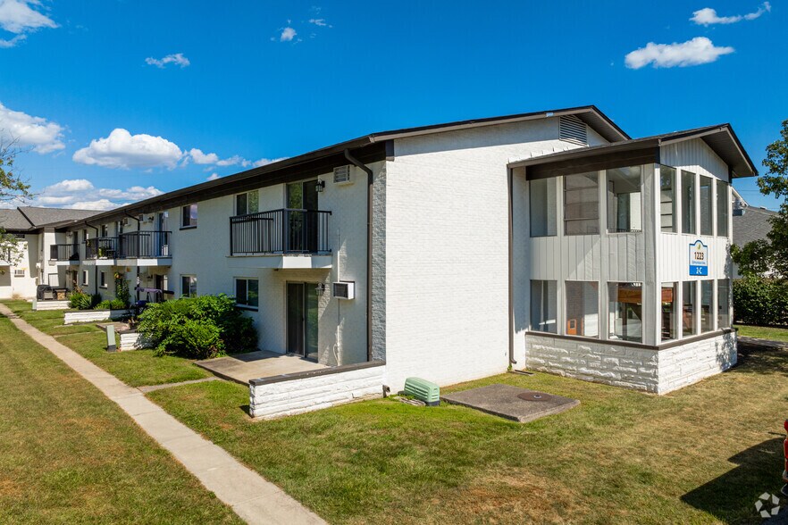 Primary Photo - Serenity Manor 55+ Independent Active Living