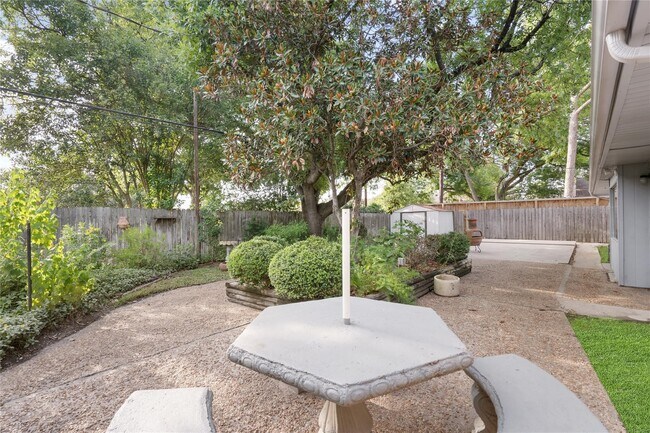 Building Photo - 759 Carlingford Ln