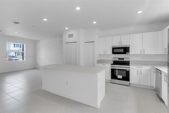 Building Photo - 1081 SW 3rd St