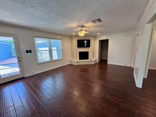 Building Photo - 523 Misty Lake Dr