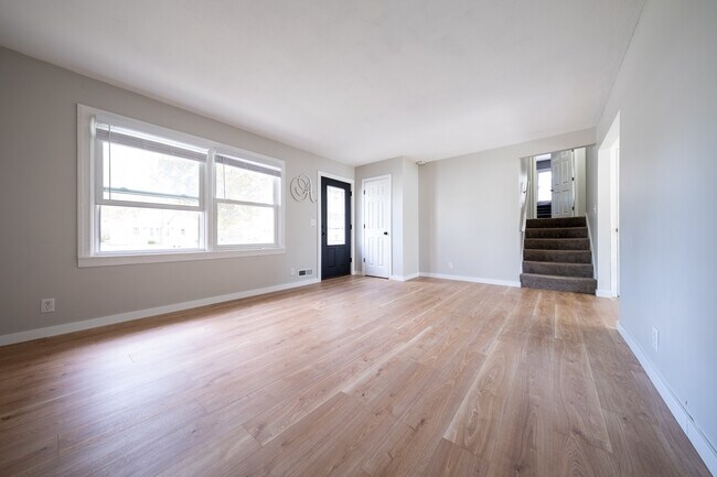Building Photo - 257 Elm Dr