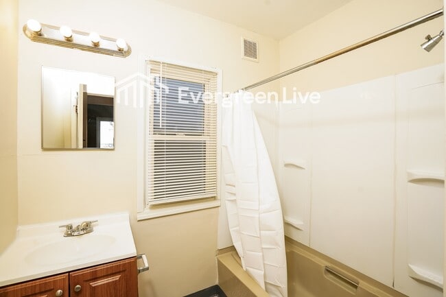 Building Photo - 2202 S 71st St