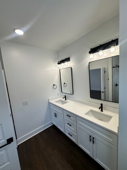 Building Photo - 210 Market St