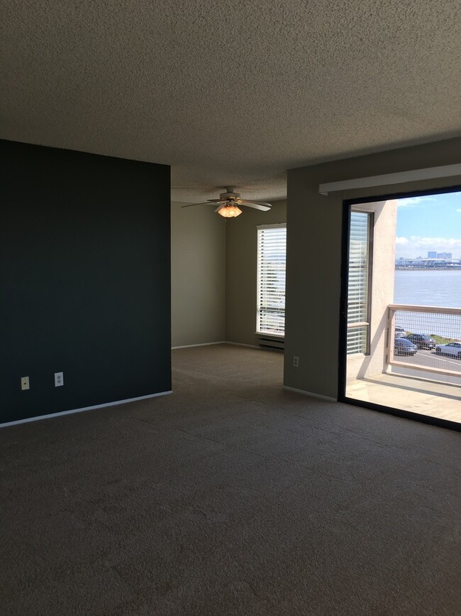 Building Photo - Large 1 bedroom 1 bath with an Amazing Bay...