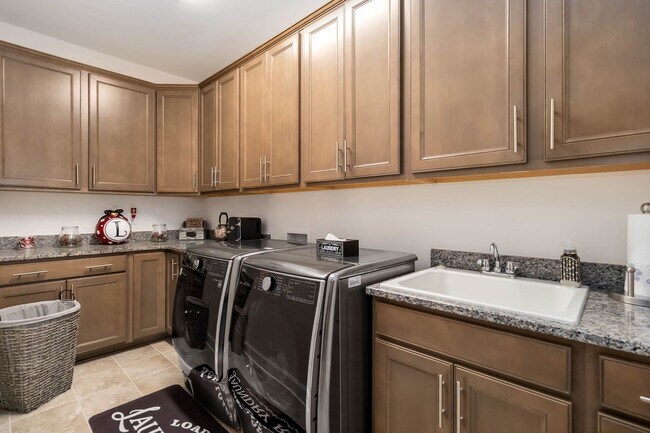 Building Photo - Beautiful Furnished Home in Olmstead