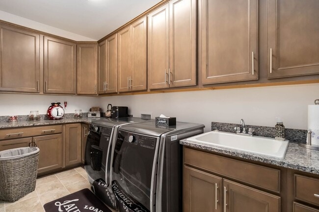 Building Photo - Beautiful partially furnished Home in Olmstead