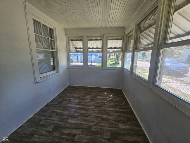 Building Photo - 1310 E 5th St