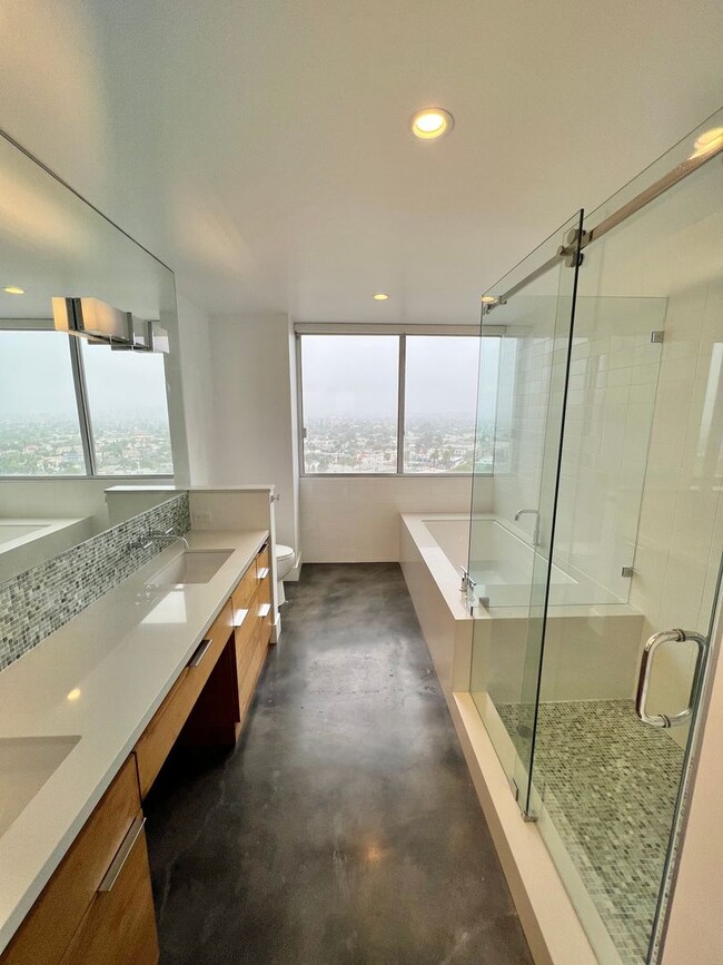 Building Photo - Private 16th-Floor Oceanview Residence with Belmont Pier Views