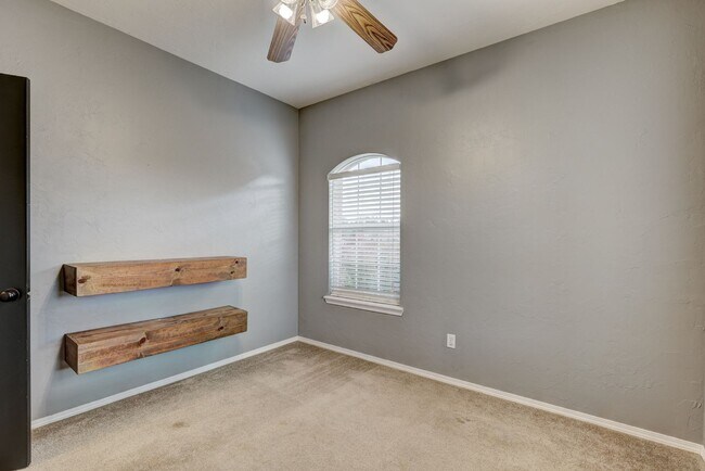 Building Photo - 1605 Silver Oak Dr