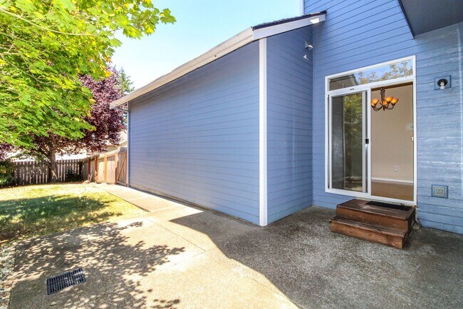 Building Photo - Charming 3-bedroom Craftsman Style DuPont ...