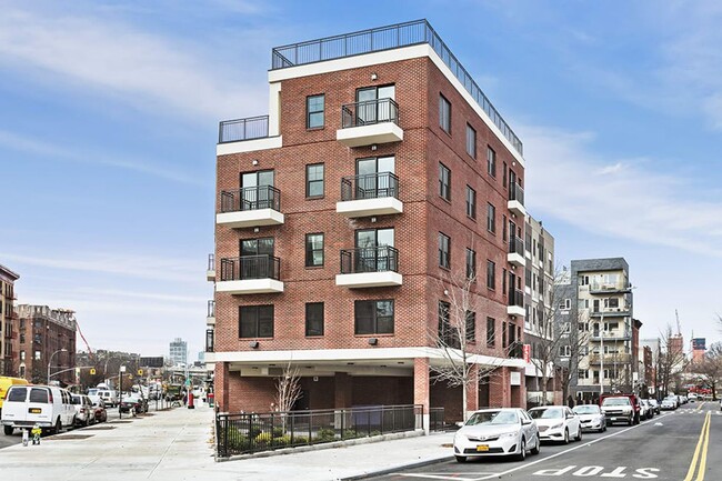 Building Photo - 460 Grand St