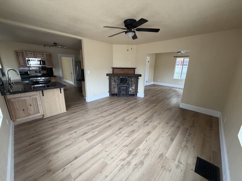 Building Photo - 703 Country Club Dr