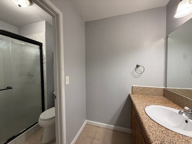 Building Photo - Bright Updated Single Story Home