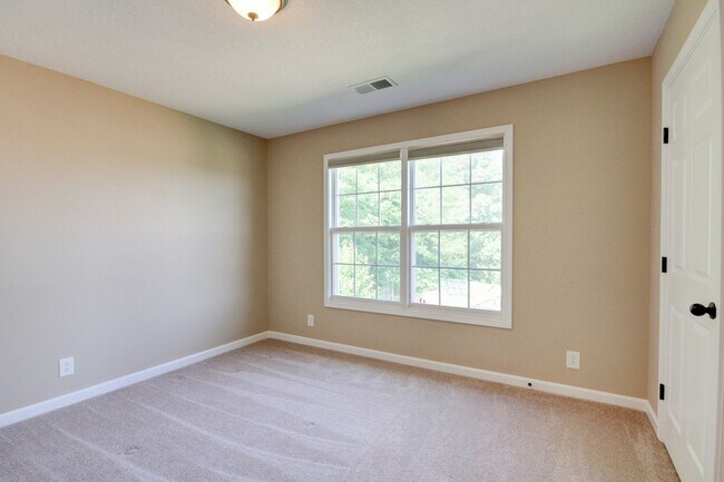 Building Photo - Four Bedroom with Bonus!