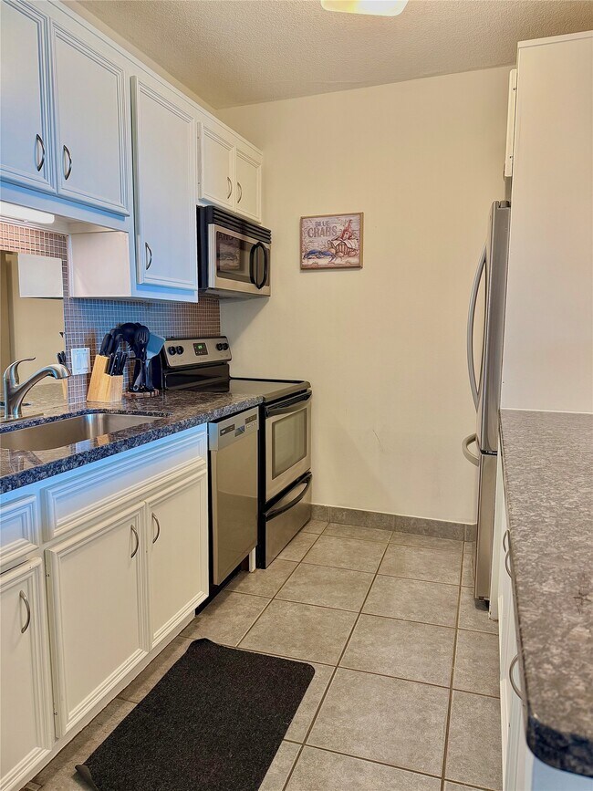 Building Photo - 1401 E Beach Dr