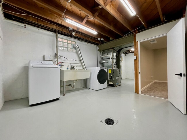 Building Photo - 3914 Evergreen Dr