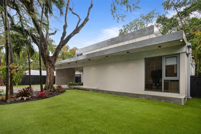 Building Photo - 2780 SW 22nd Ave