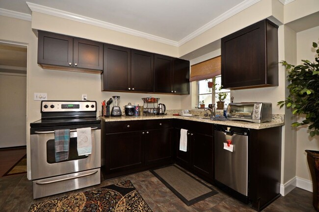 Building Photo - 2 Bedroom, 1 Bath - Lancaster Park /SODO