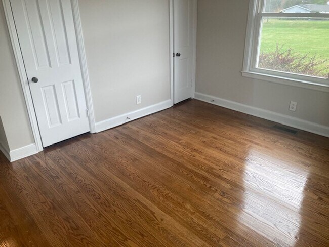 Building Photo - Auburntown TN - 1700 SF, 3BR/2BA, Full Basement, 2 Car Garage, 1 Acre