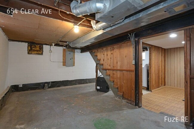 Building Photo - 654 Clear Ave E