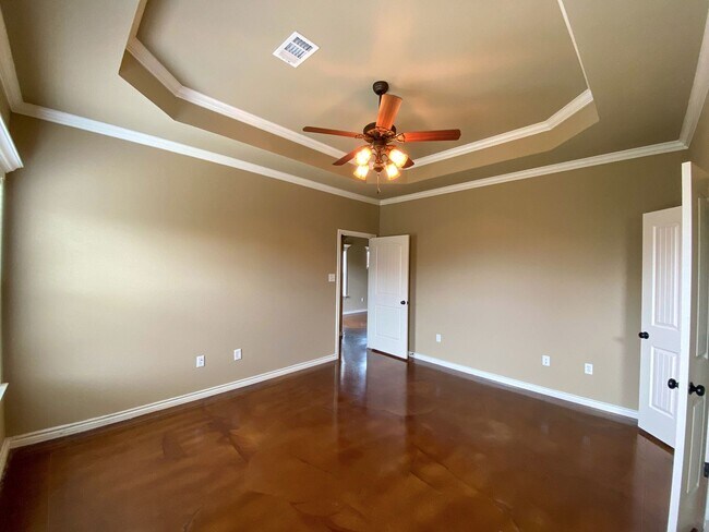 Building Photo - 4  Bedroom Single Famly Home Available Now!