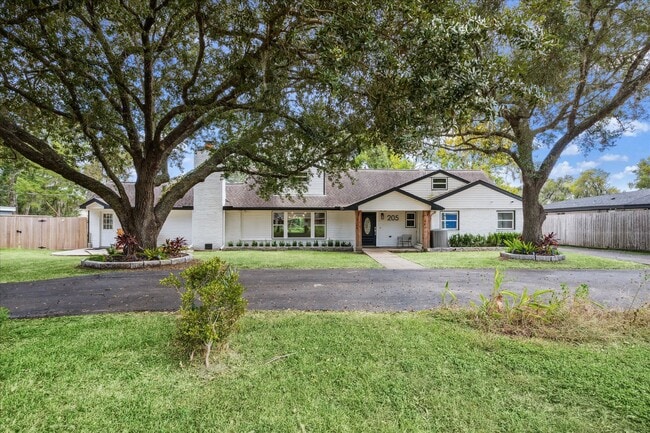 Building Photo - 205 W Bayou Dr