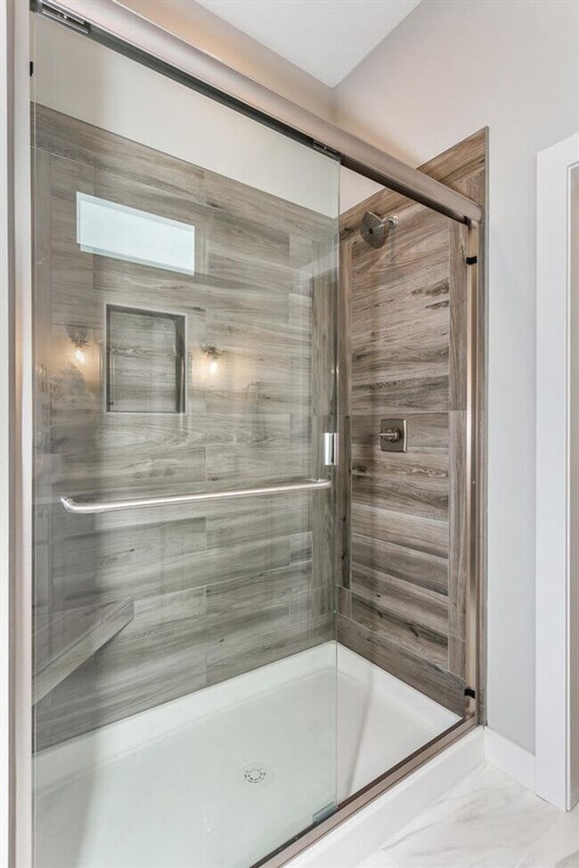 Building Photo - Impeccable 5 Bedroom Beauty in Cornerstone!