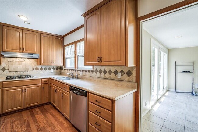 Building Photo - Spacious 5 Bedroom Home Near TCU Available 6/15/26