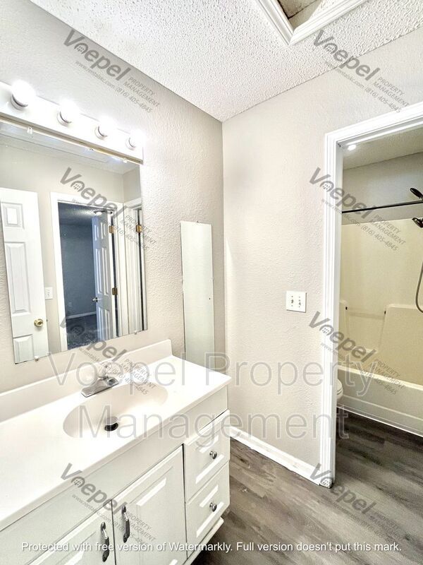 Building Photo - 5644 N Anita Ave