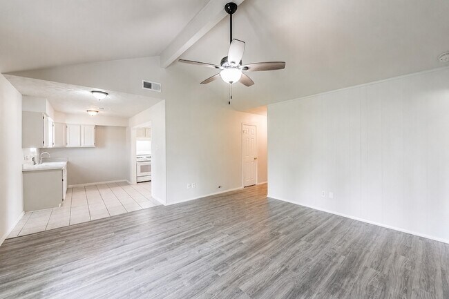 Building Photo - 5514 Vickita Dr