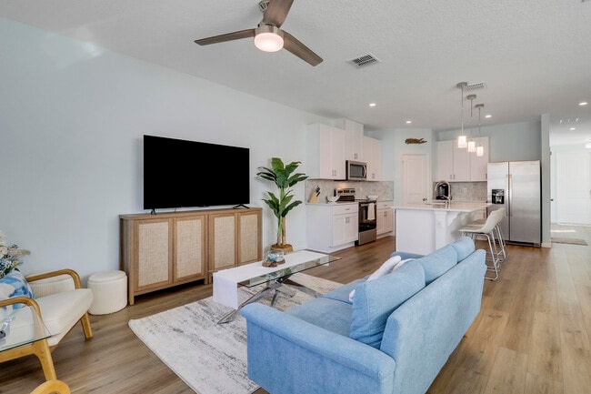 Building Photo - 5719 SE Edgewater Cir