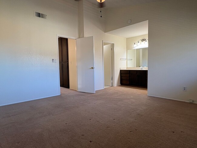 Building Photo - SOLAR POWERED 3 Bedroom 2 bath with large ...